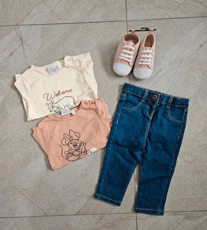 Lot jeans, pulls fins, chaussures - Disney baby/Kiabi - Taille 9 mois