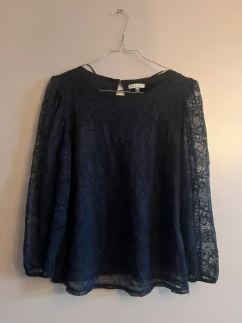 Haut dentelle bleu nuit