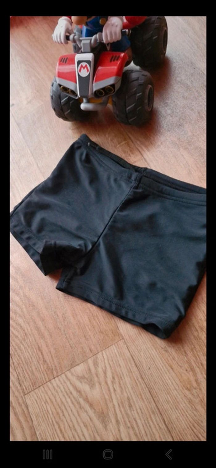 Boxer de bain coloris noir taille 4 ans