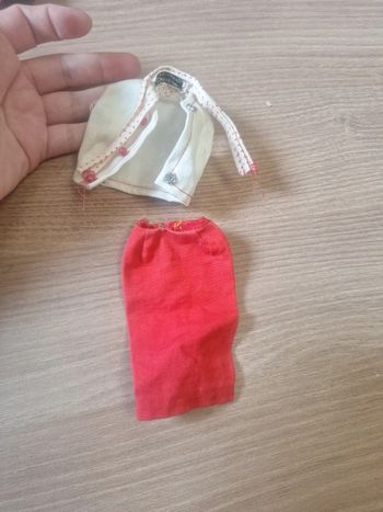 Ensemble haut et jupe beige et rouge