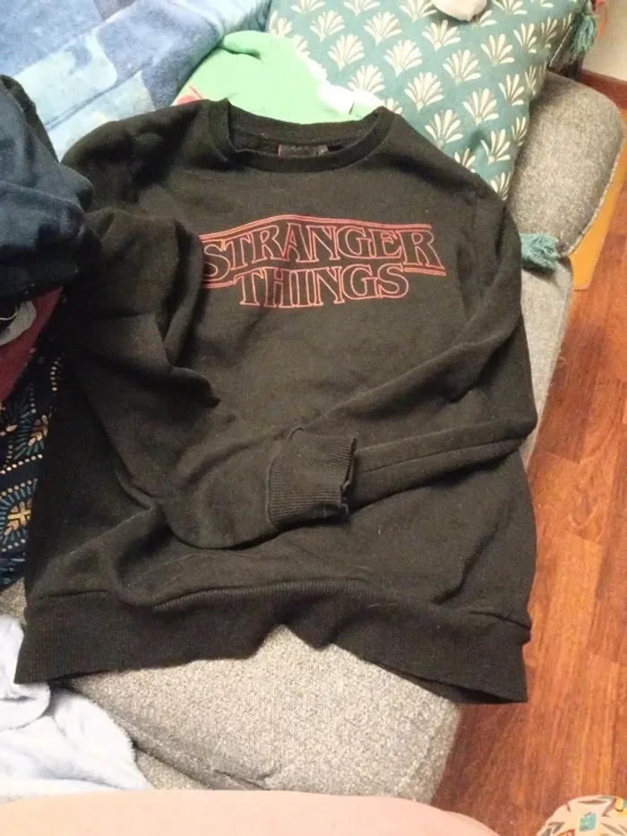 Sweat noir stranger things taille S - photo numéro 3