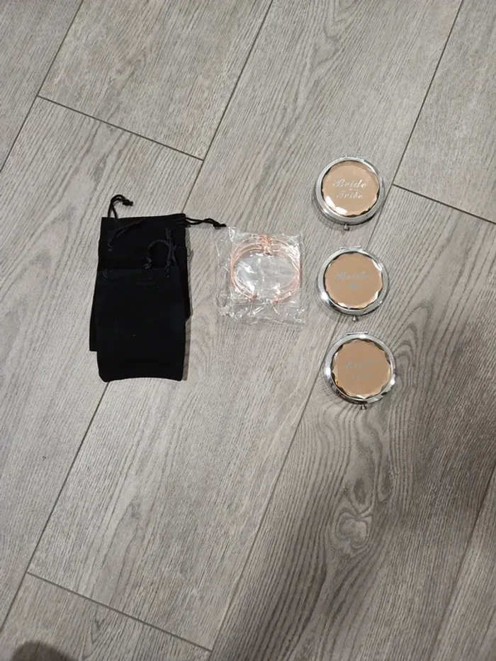 Lot de 3 miroirs et 3 bracelets avec leur pochette
