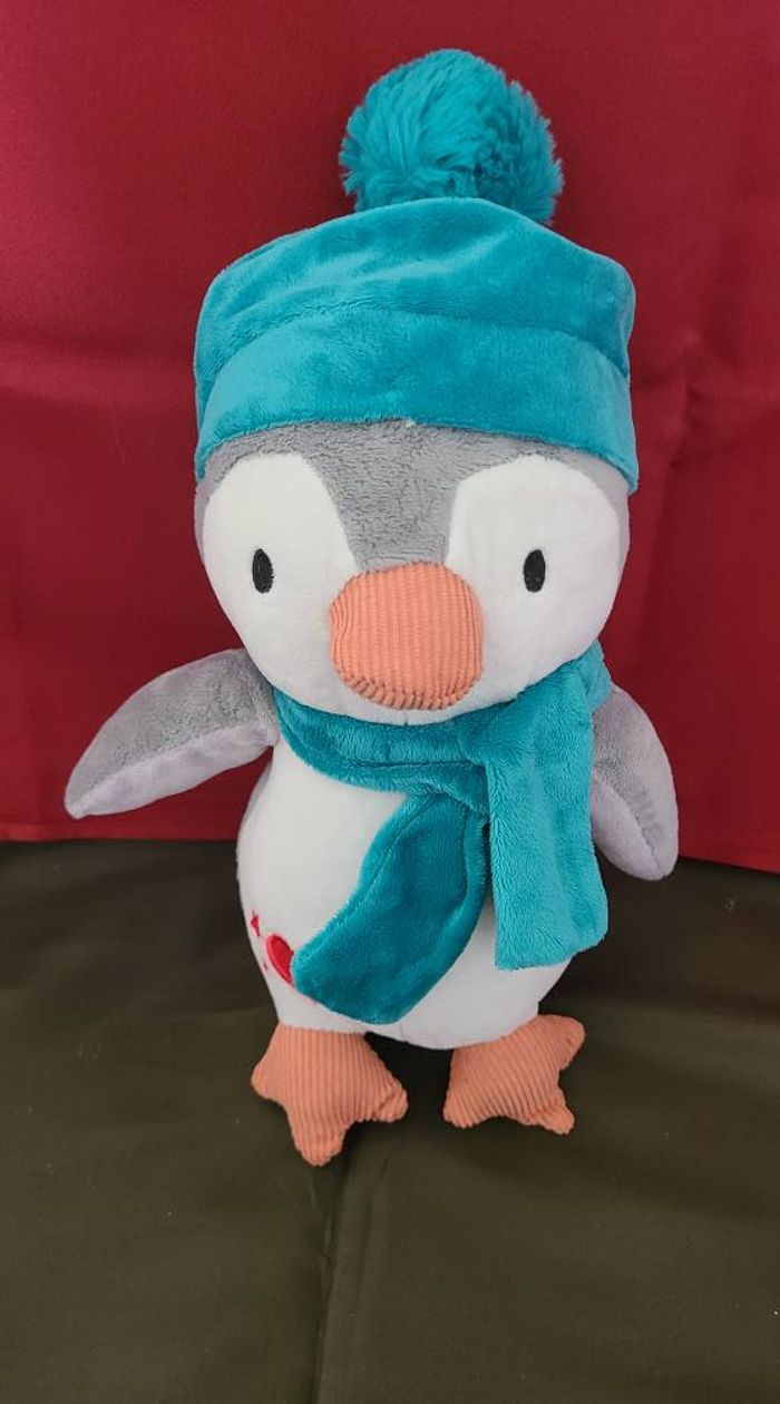 Peluche pingouin FRANCOISE SAGET gris écharpe bonnet bleu coeur rouge - photo numéro 3