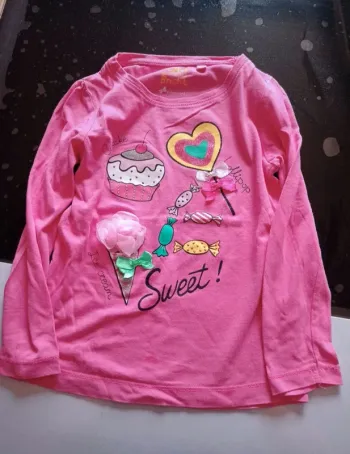 T-shirt manche longue rose avec motif gourmandise en relief