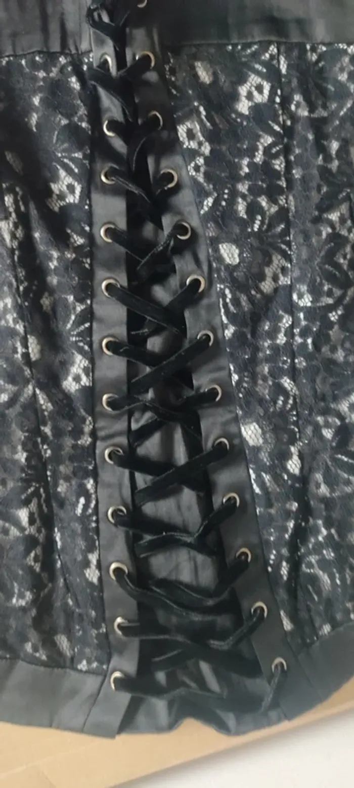 Blanco corset noir