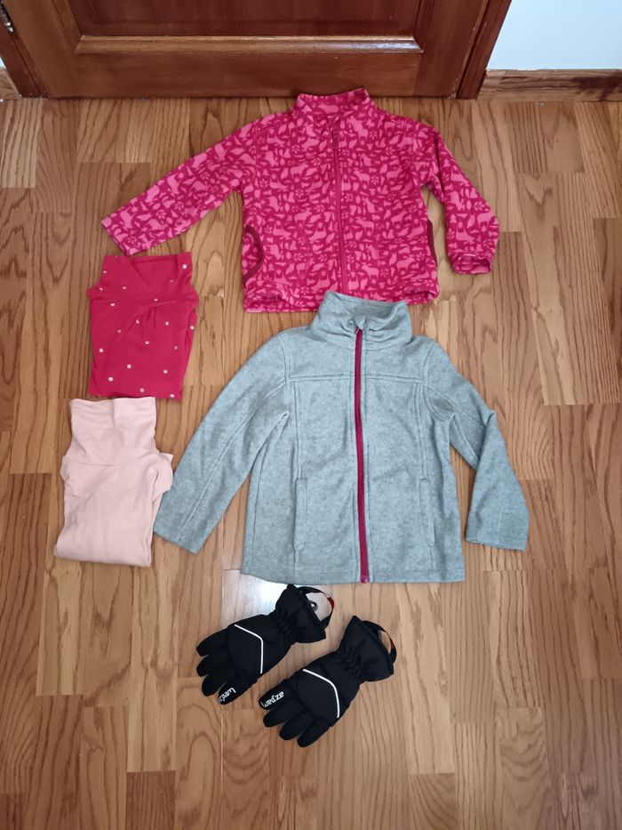 Lot ski 4 ans vestes polaires, sous pulls col roulés et gants