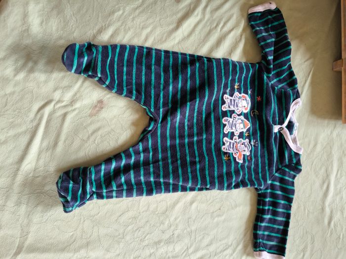 Lot de pyjamas en 1 mois