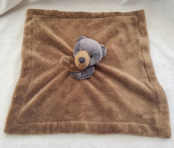 Doudou ours gris grelot carré plat marron - Carter's