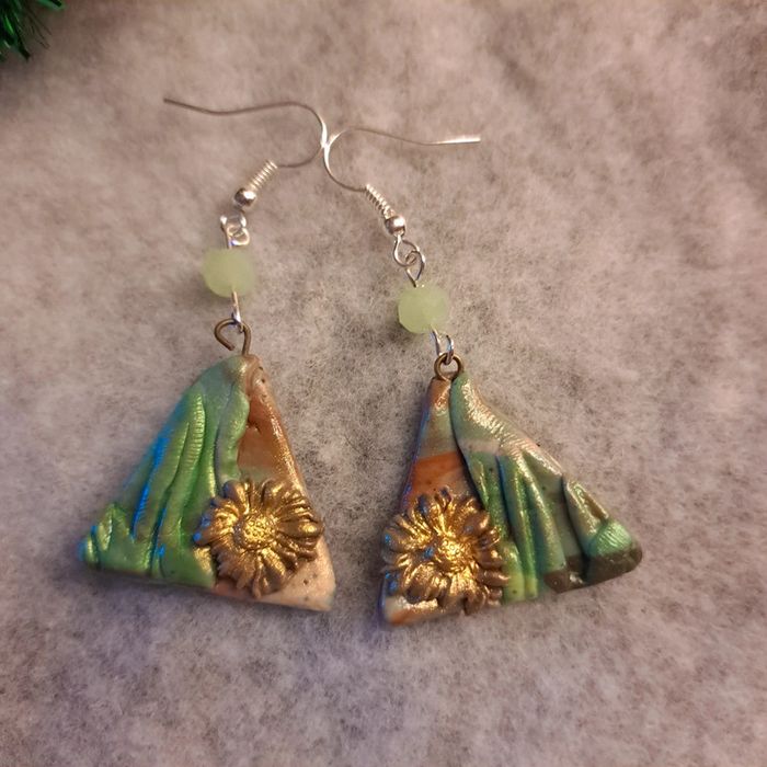 Boucles d'oreilles pendante avec pâte polymere triangle - photo numéro 3