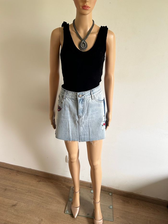 Jupe en jean neuve avec broderies Desigual taille 34 (taille très grand) - photo numéro 3