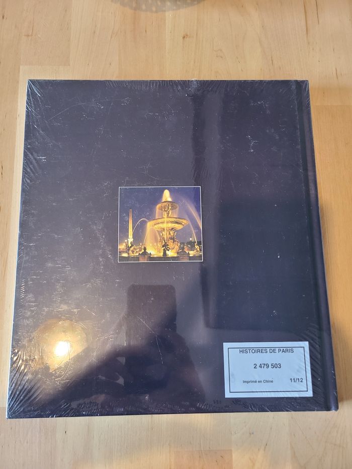 Livre Paris et ses places, grandes et petites histoires de Paris sous blister - photo numéro 2