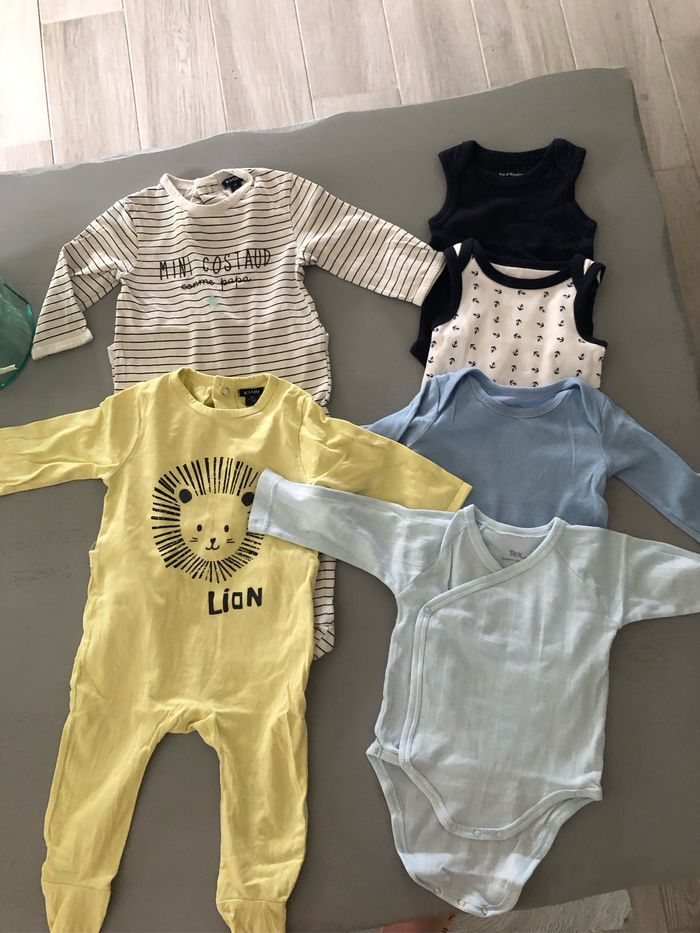 Lot pyjamas et bodys 6 mois kiabi