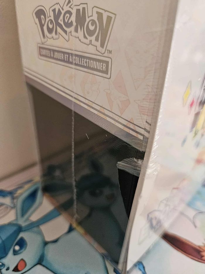 Coffret Pokemon ETB 8.5 avec trou - photo numéro 3