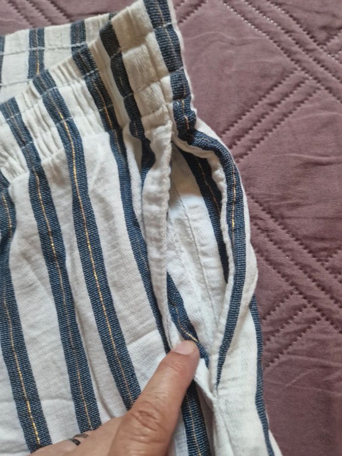 Short rayé avec des poches sur les côtés et au dos du short. - photo numéro 3