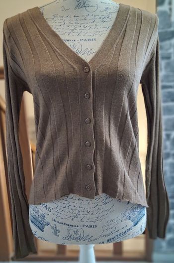 Pull court boutonné marron