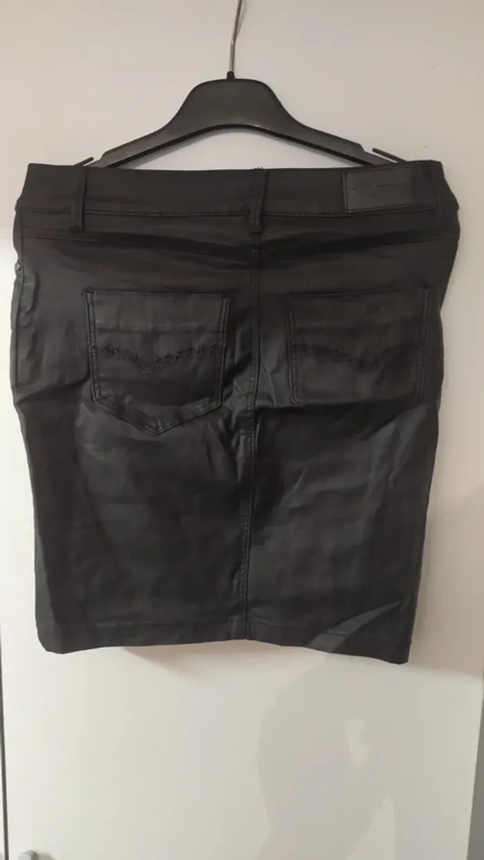 Jupe noir simili cuir - photo numéro 2