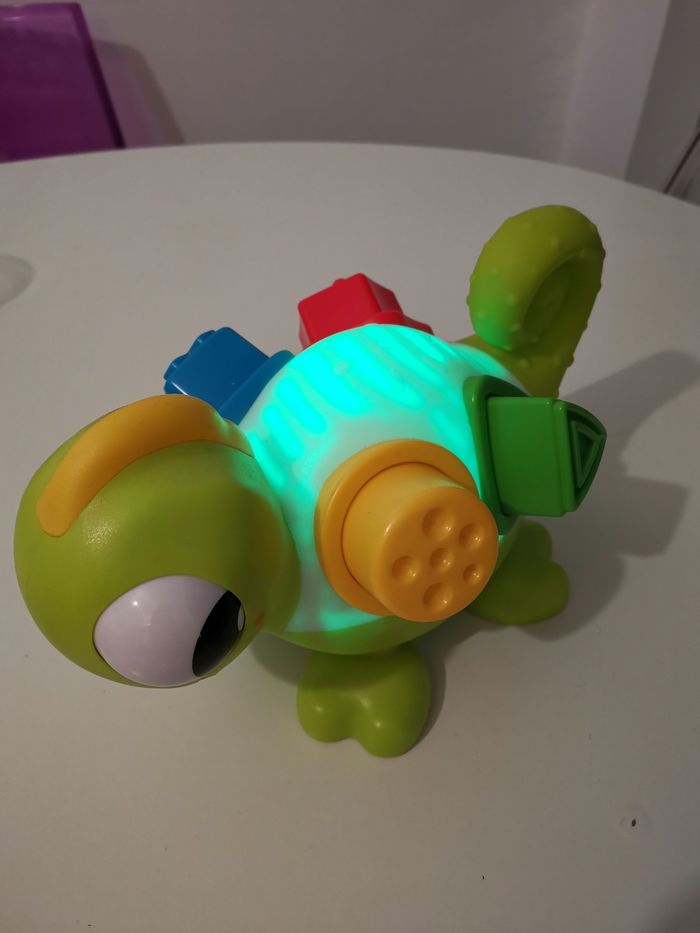 Jouet bébé Léon le caméléon jouet musical - photo numéro 2