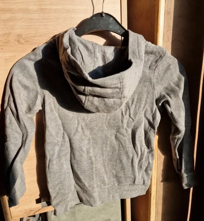 Gilet / veste gris zippé 8 ans - photo numéro 3