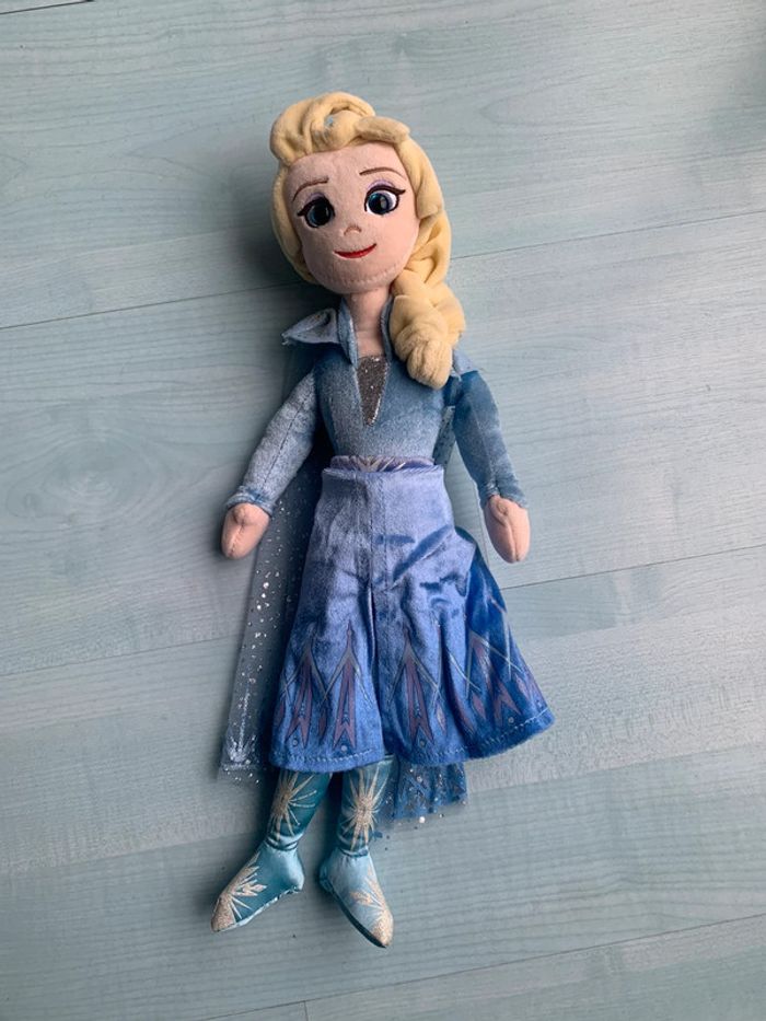 Poupée Elsa reine des neige qui rit