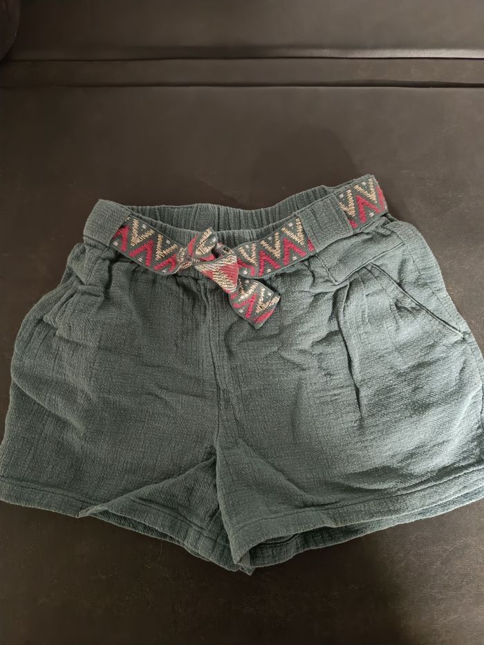 Short 9 ans tape a l'oeil