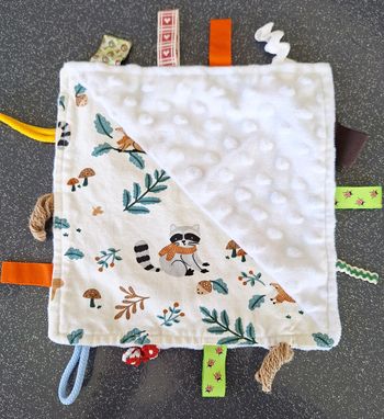 DOUDOU CARRE PLAT MOTIFS / RELIEF BOULES / ETIQUETTES