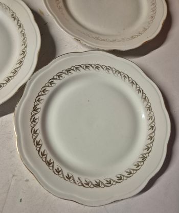 Lot 7 assiettes à dessert en porcelaine fine et dorures SFP société française de porcelaine