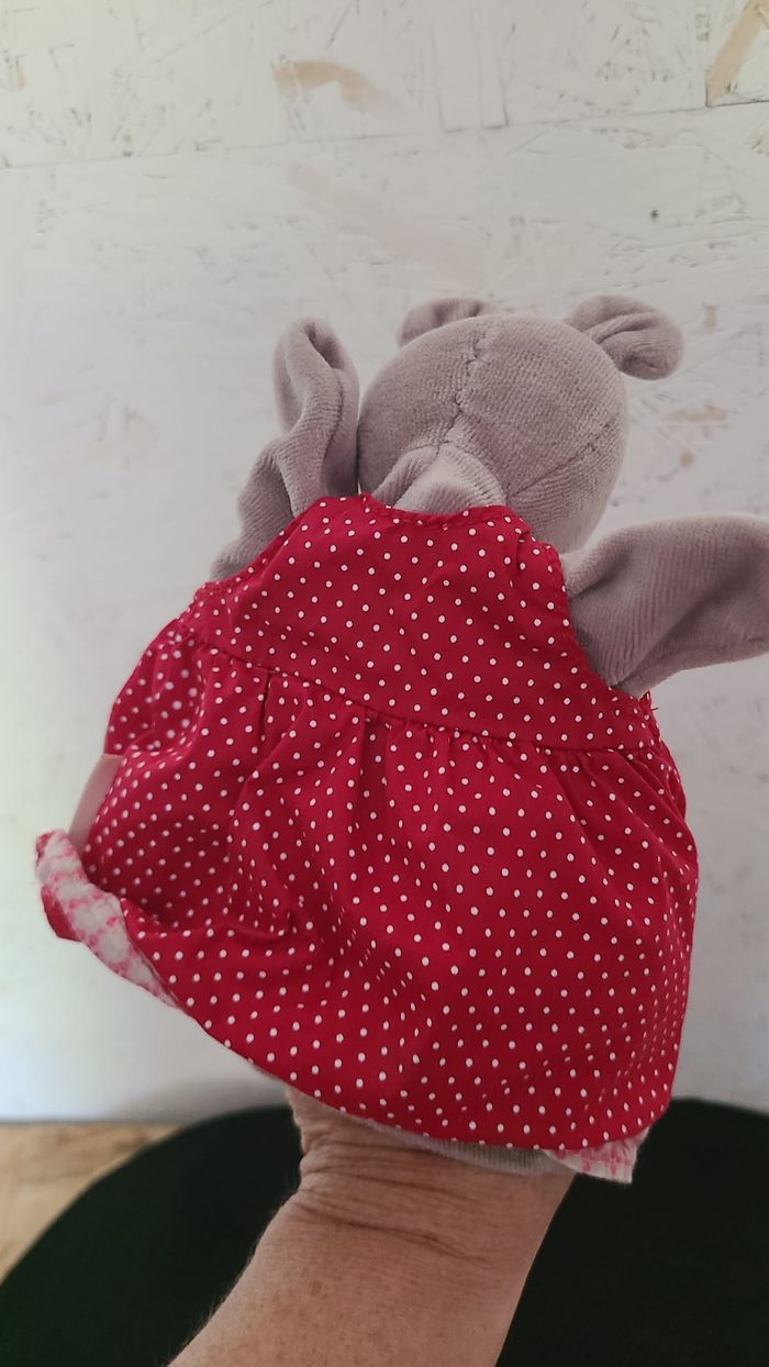 Doudou marionnette Nini la souris MOULIN ROTY La Grande Famille robe rouge 25 cm - photo numéro 2