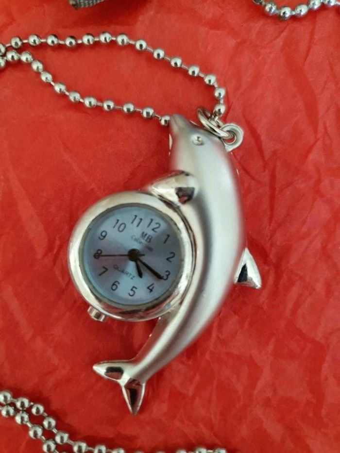 Pendentif montre dauphin