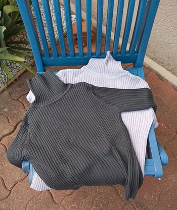 2 pulls côtelé a col montant rose clair et gris foncé Okaïdi 8 ans