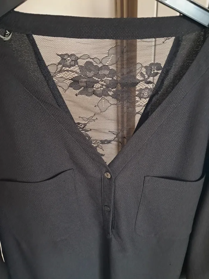Blouse noire Only neuve dos dentelle - photo numéro 3