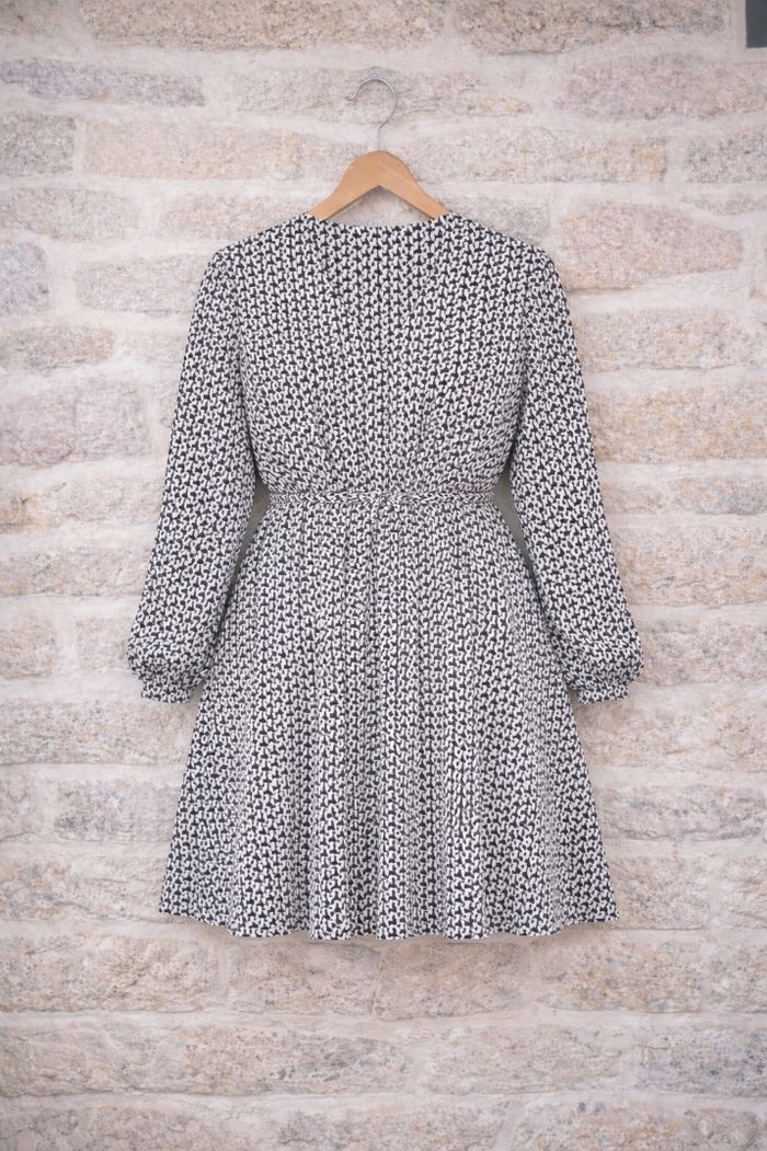 Robe manches longues bouffantes imprimé géométrique noire et blanche Femme taille 54 marque Boohoo 💍 - photo numéro 7