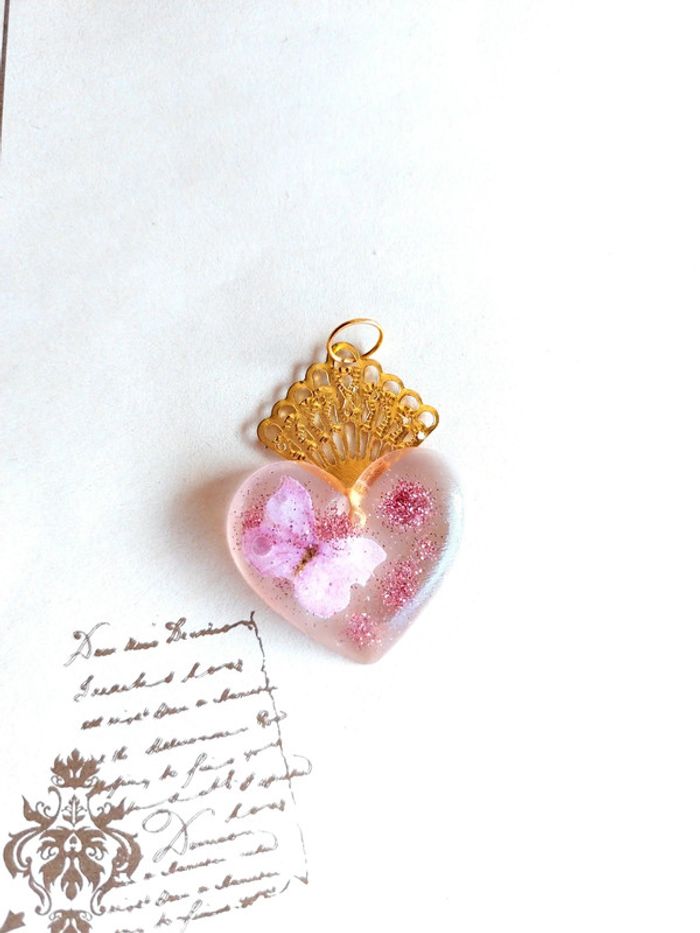 Magnifique pendentif cœur rose en résine - photo numéro 2