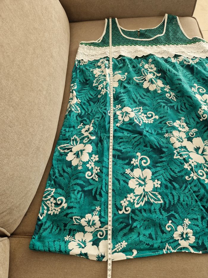 Robe polynésienne verte à fleurs blanche avec détail dentelle - photo numéro 5