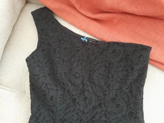 Robe noire dentelle et épaule asymétrique - photo numéro 2