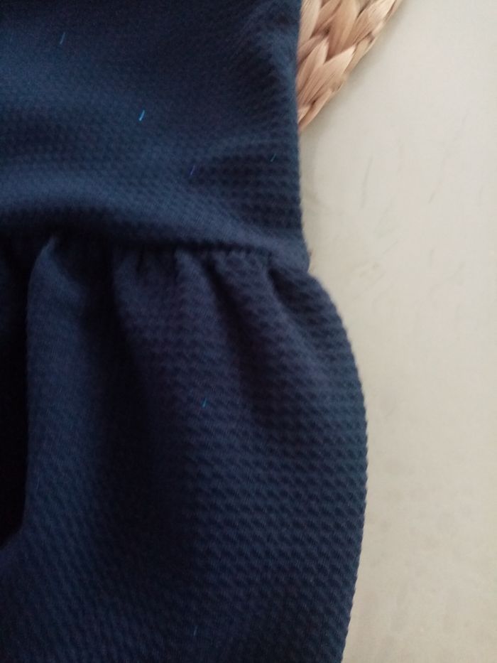 4/5 tex robe bleu marine a volant et paillettes /neuf sans étiquette - photo numéro 4