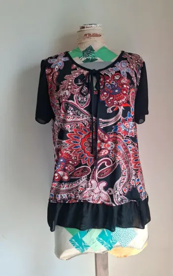 Tunique noire et rouge imprimé paisley - fluide, neuf, taille 42