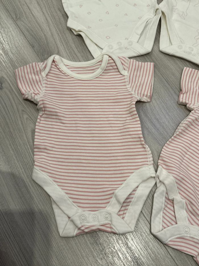 Lot de 4 bodies 0-3 mois Mark and Spencer - photo numéro 4