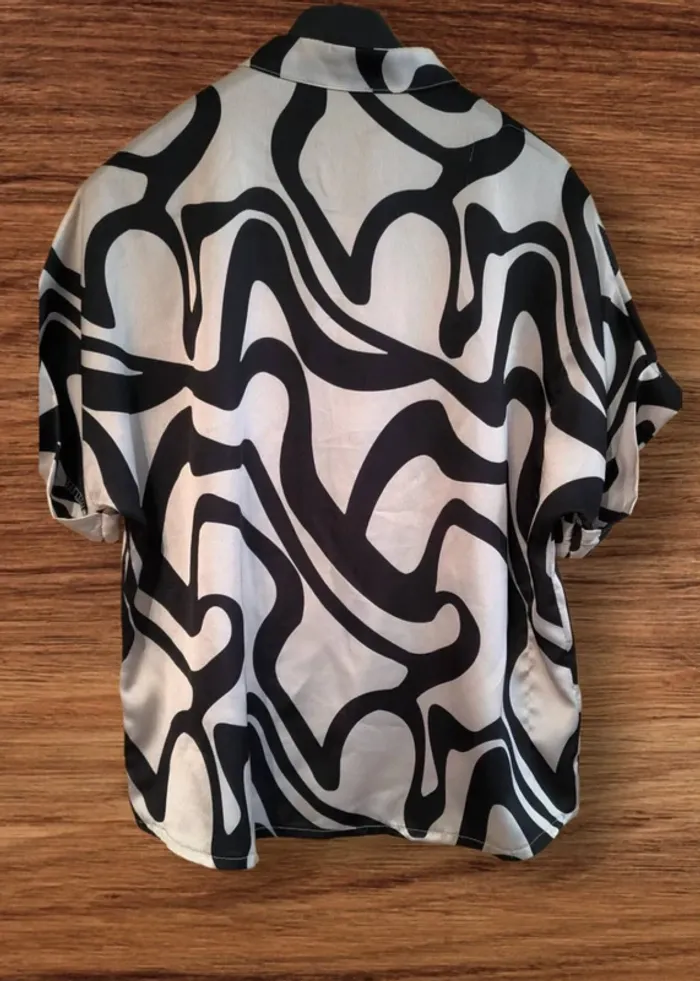 Chemise oversize tendance style graphique noir et blanc - photo numéro 3