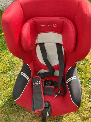 Siège auto  pivotant bébé confort noir et rouge