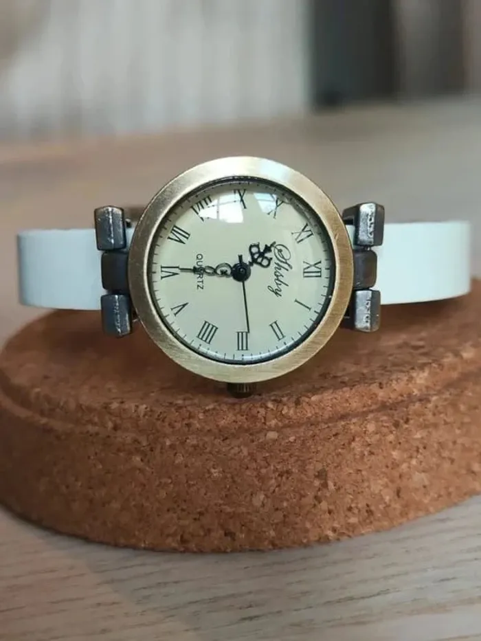 Montre blanche, mouvante, style vintage - photo numéro 2