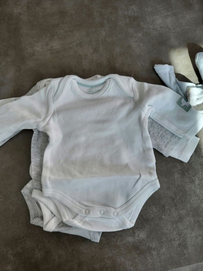 Lot de bodies naissance et 1 pantalon - photo numéro 4