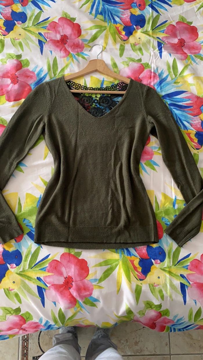 Pull vert kaki dos dentelle