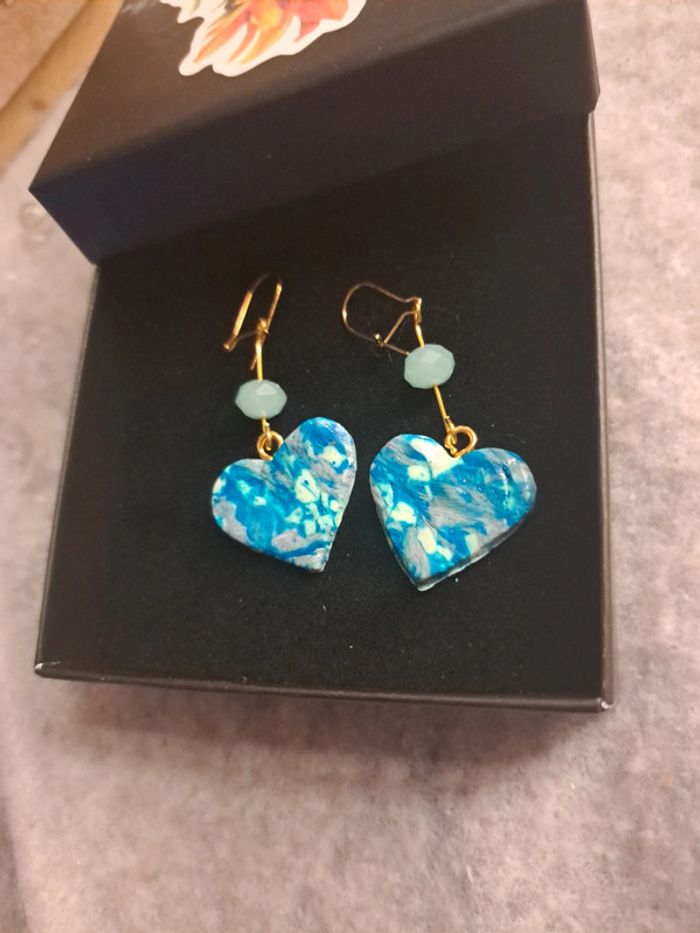 Boucles d'oreilles pendante cœur bleu pâte polymere - photo numéro 5
