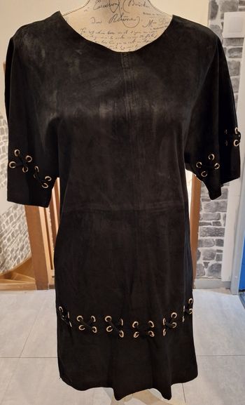 Robe noire à oeillets dorés en cuir de chèvre