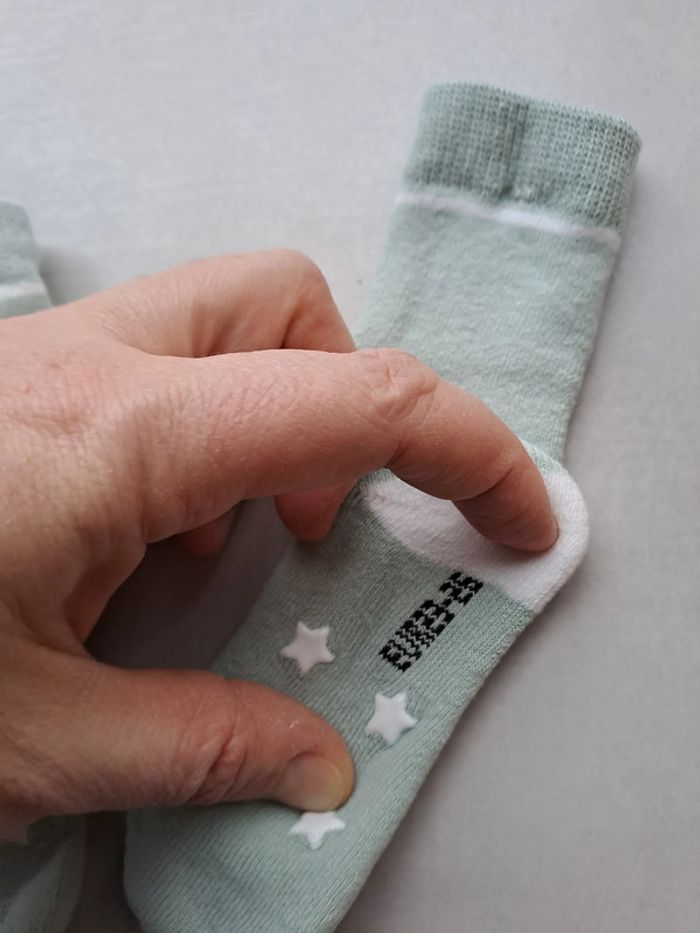 Lot de 2 paires de chaussettes anti dérapantes 23-26 - neuf - photo numéro 2