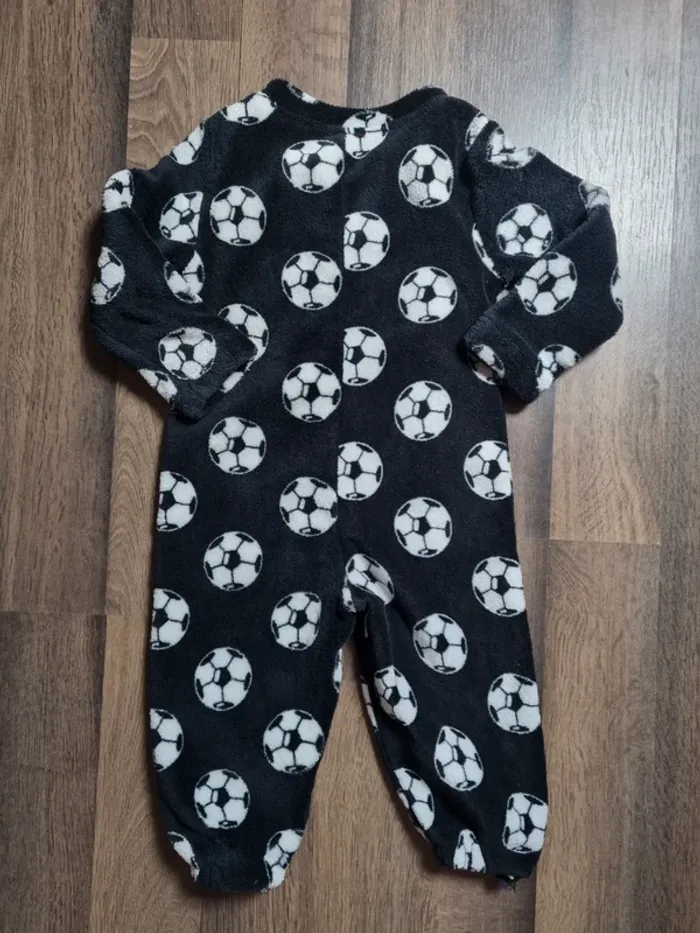 Pyjama chaud intégral zippé noir et ballons de foot. Garçon/ Fille. Taille 2 ans. Tissaïa. TBE - photo numéro 2