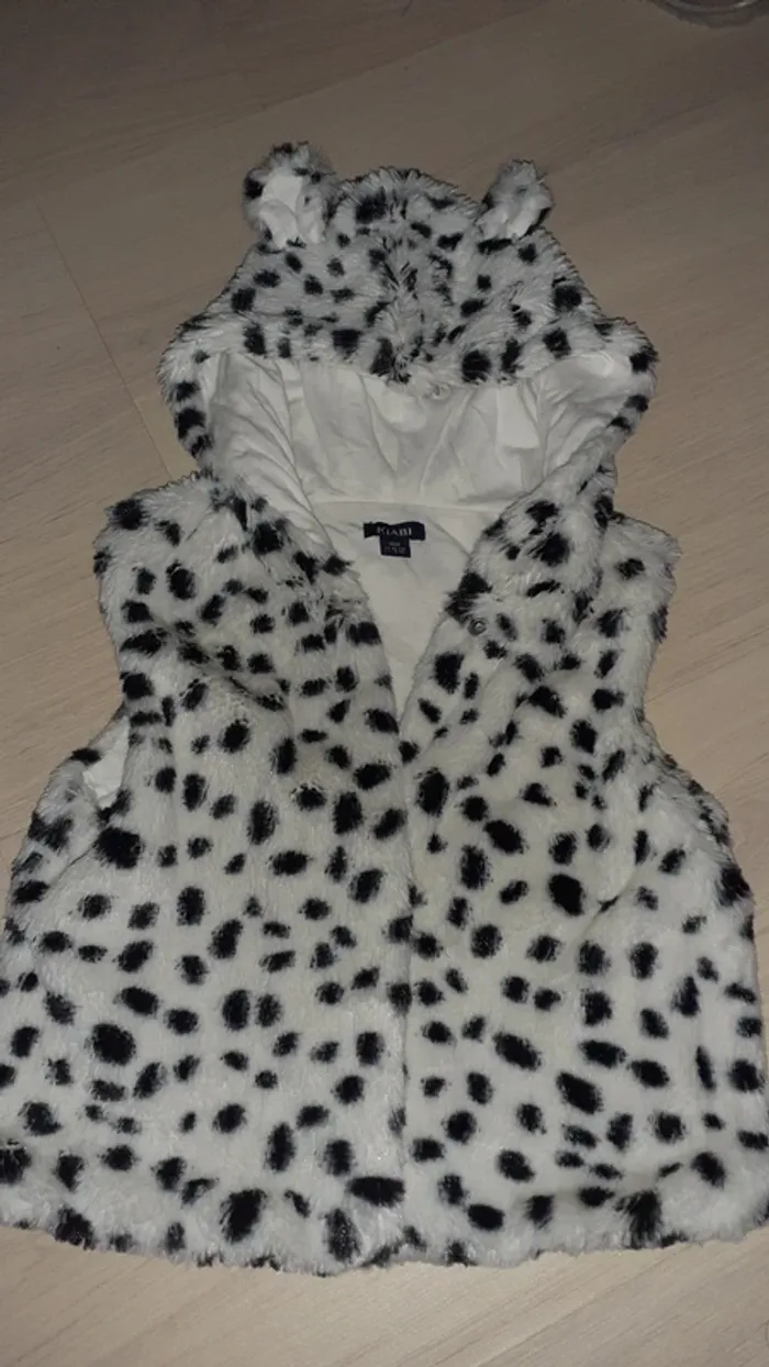 Gilet/veste en fourrure sans manche avec capuche