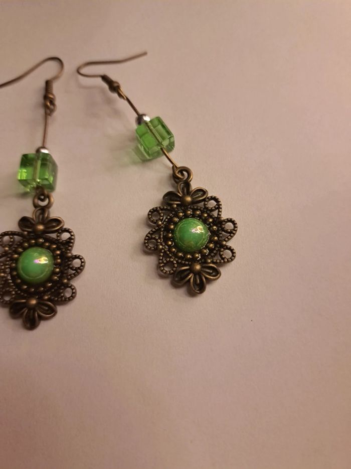 Boucles d'oreilles pendante bronze et verte - photo numéro 5