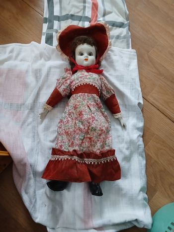 Poupée en porcelaine