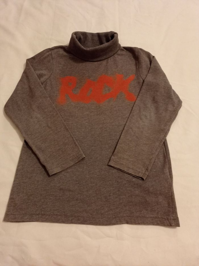 Pull col roulé gris avec inscription devant un roc marquis en rouge - photo numéro 5